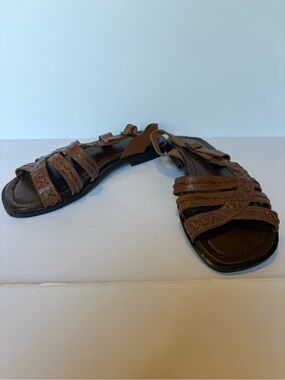 Judith Women's Brown Leather Strappy Flat Sandals Size 7 1/2 Look new!